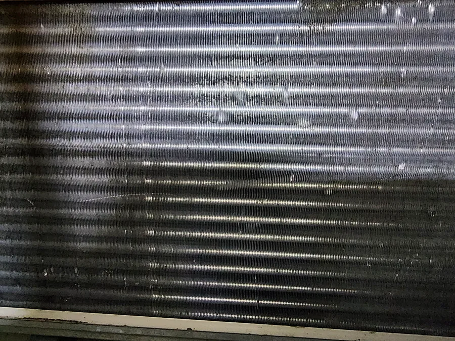 סוללת מזגן נקייה לאחר ניקוי עמוק